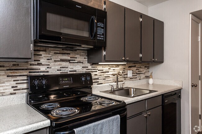 1BR, 1BA - 689SF Kitchen