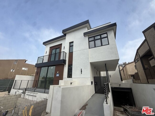 Building Photo - 3846 Bentley Ave