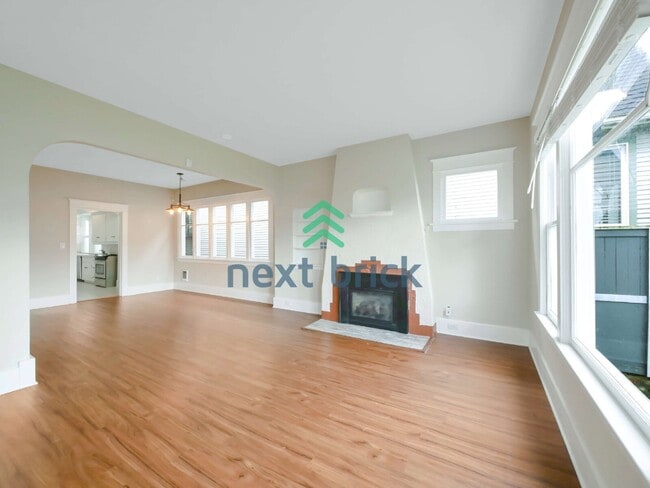 Photo - 3 Bed and 1 Bath Beautiful Duplex is Available for Rent!