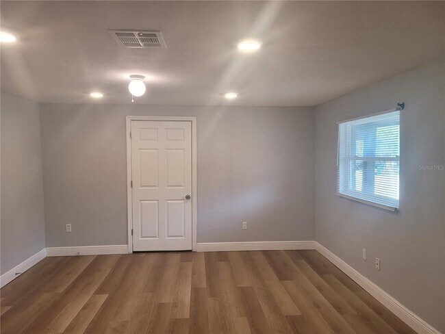 Photo - 1320 S Oleander Ave