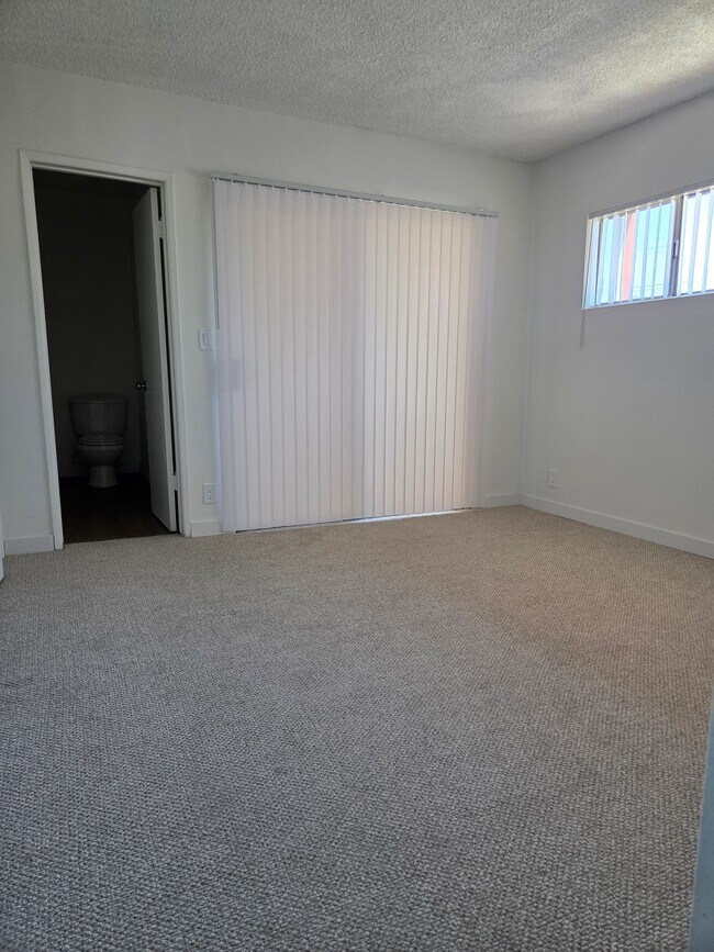 14335 Burbank Blvd