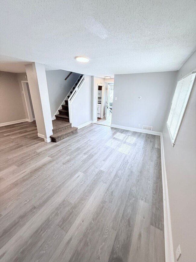 Photo - 4 Bed, 1 Bath Row home - Section 8 Approved