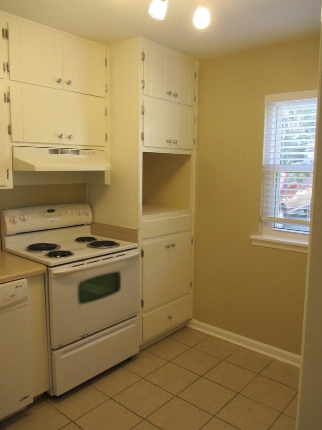 Photo - Stunning 2 Bed, 2 1/2 Bath Townhouse Available July 2026