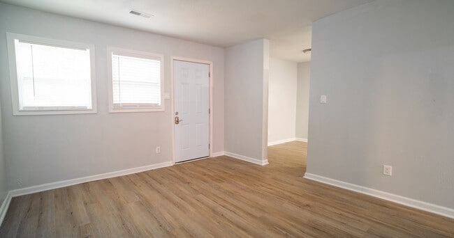 Photo - 3825 Crane Dr NE