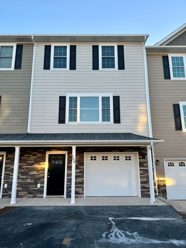 Building Photo - Townhouse for Rent in Crescent Ridge