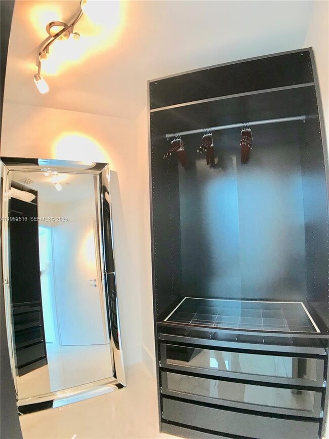 Photo - 50 South Pointe Dr Unidad LOFT4