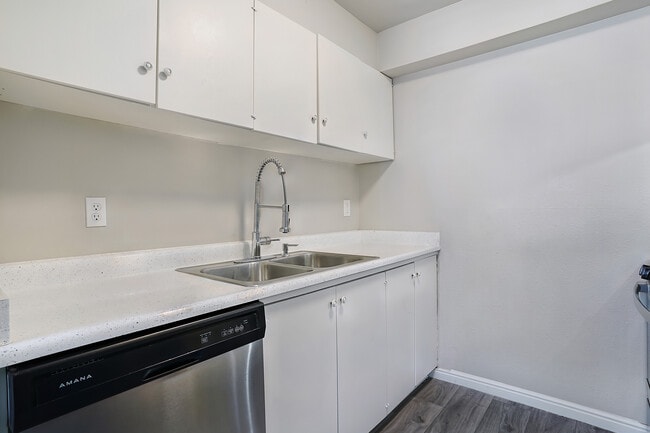 Kitchen - Aspen Village Apartment Homes