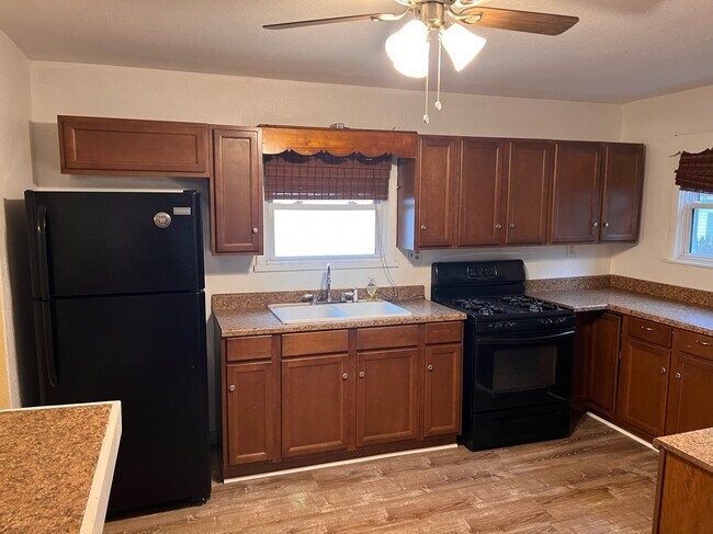 Kitchen w/ Appliances - 1409 S 4th St