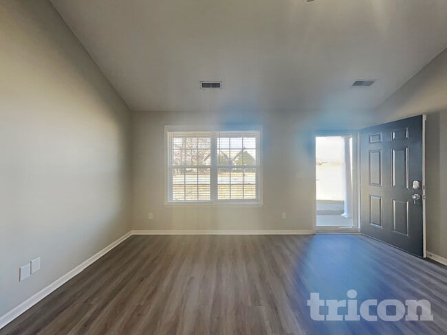 Photo - 901 Laramie Ct