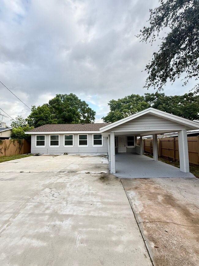 Building Photo - 2416 Golfview St Rental