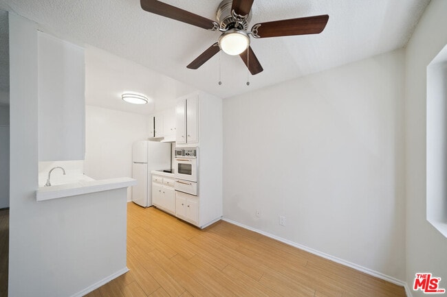 Building Photo - 7032 Lanewood Ave Unit 203 Rental