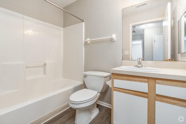 1 habitación, 1 baño - 735 pies cuadrados - Baño - Leafy Dell Apartments