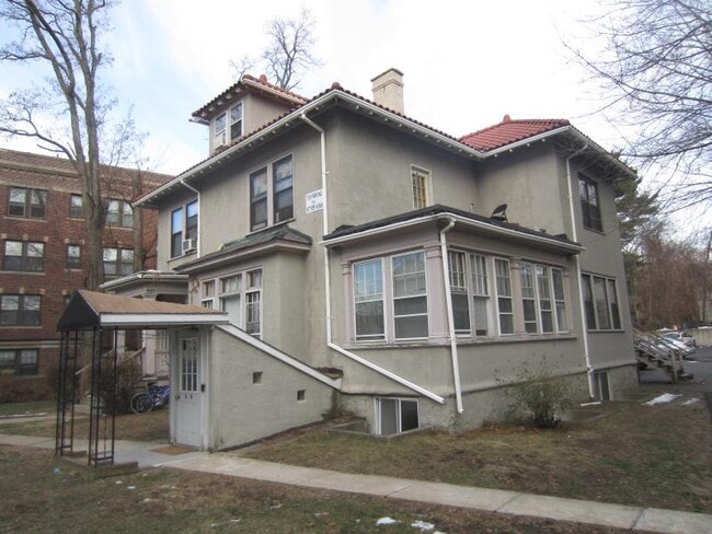Building Photo - 163 Strathmore Rd Unit 5 Rental