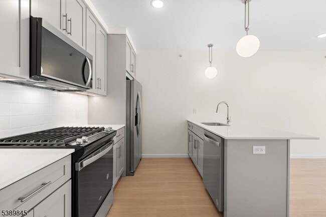Building Photo - 70 Ridgedale Ave Unit 310