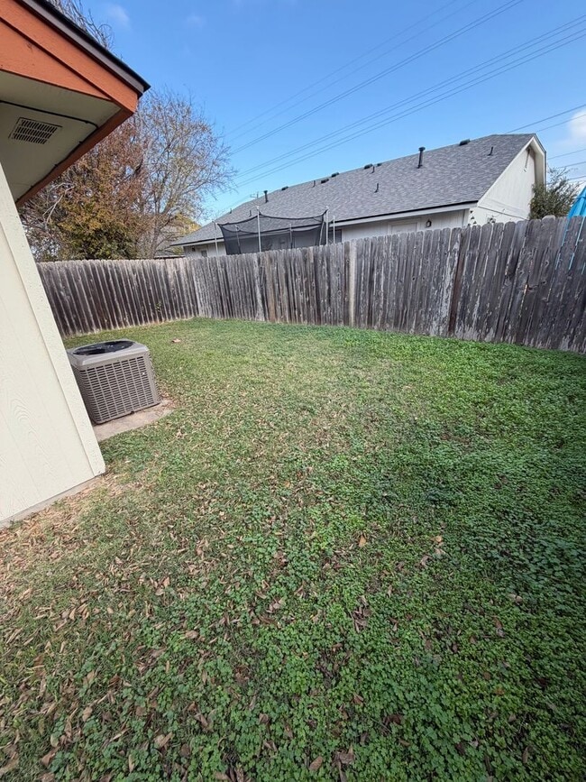 Photo - 3/2 with backyard (llarda)