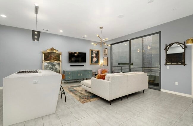 Photo - 317 Upas St