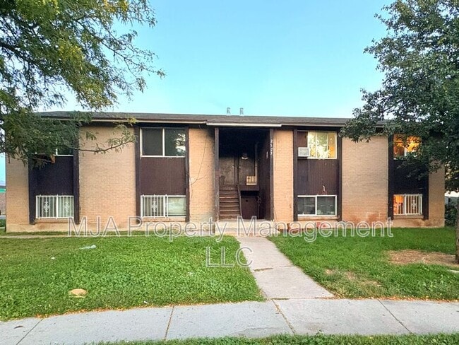 Building Photo - 2523 S Lakecrest Dr Unit 03