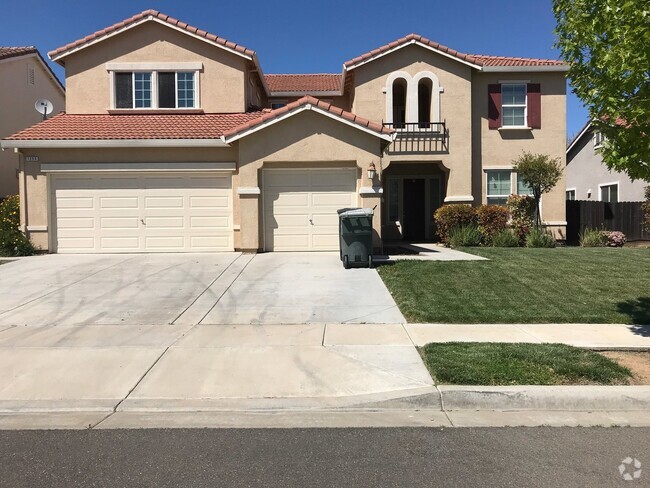 Building Photo - Huge Bella Flora house ready for you to ca...