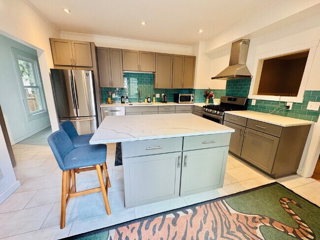 Photo - Charming 4-Bed Home with Granite Touches & Hardwood Elegance in Minneapolis!