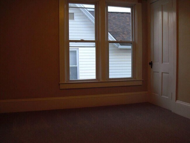 Photo - 749 E State St
