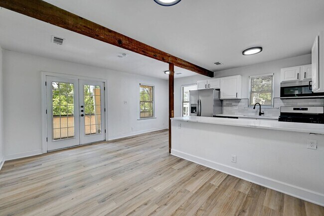 Photo - 8 bed 5 Bath house in center of West campu...