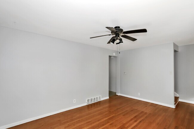 Photo - 4843 Elm St