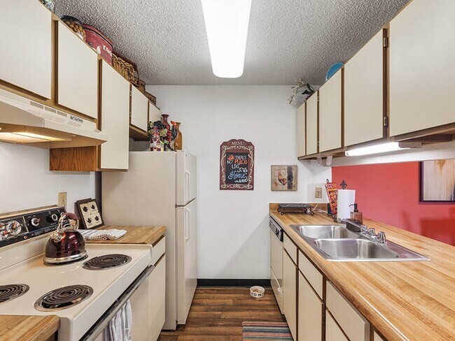 Cocina totalmente equipada con electrodomésticos - The Retreat at Woodridge Apartments