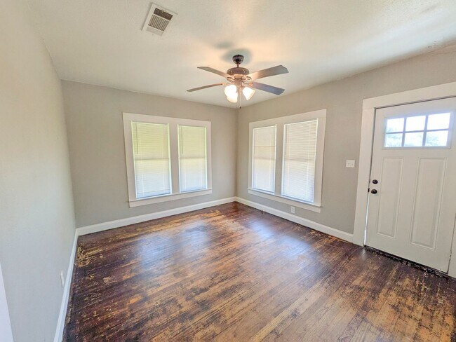 Photo - 1102 Dallas St
