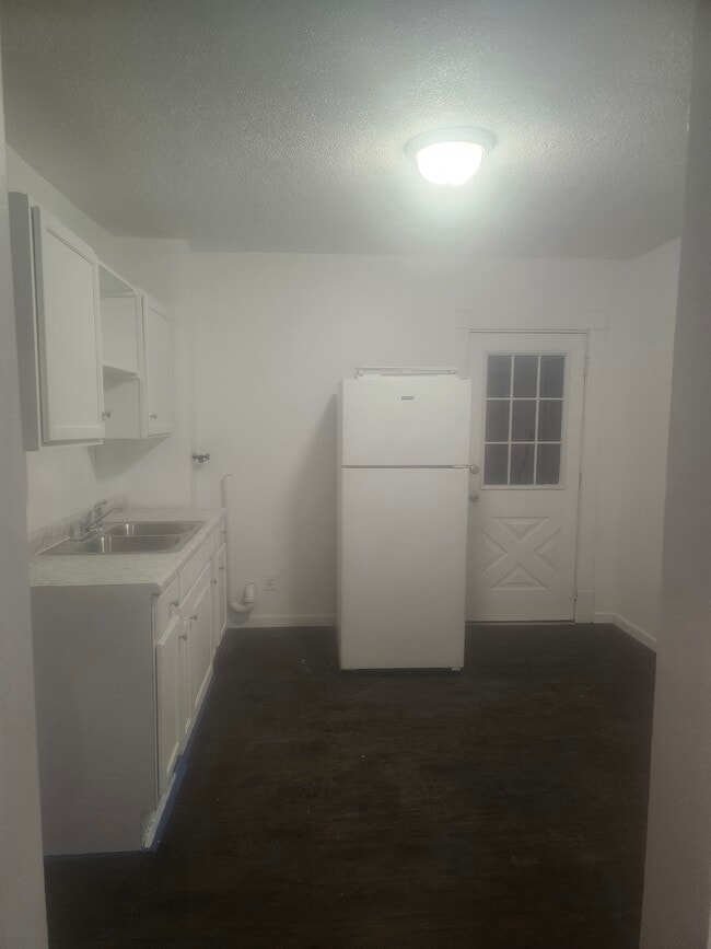 kitchen - 1326 Bridge St Unit upper