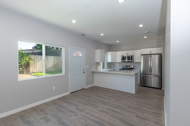 Photo - 5158 Ewing St