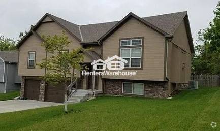 Building Photo - 4 Bedroom / 3 Bathroom Home in Raymore! Av...