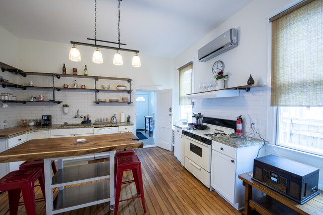 Fully equipped kitchen - 403 Gillespie St Apartments