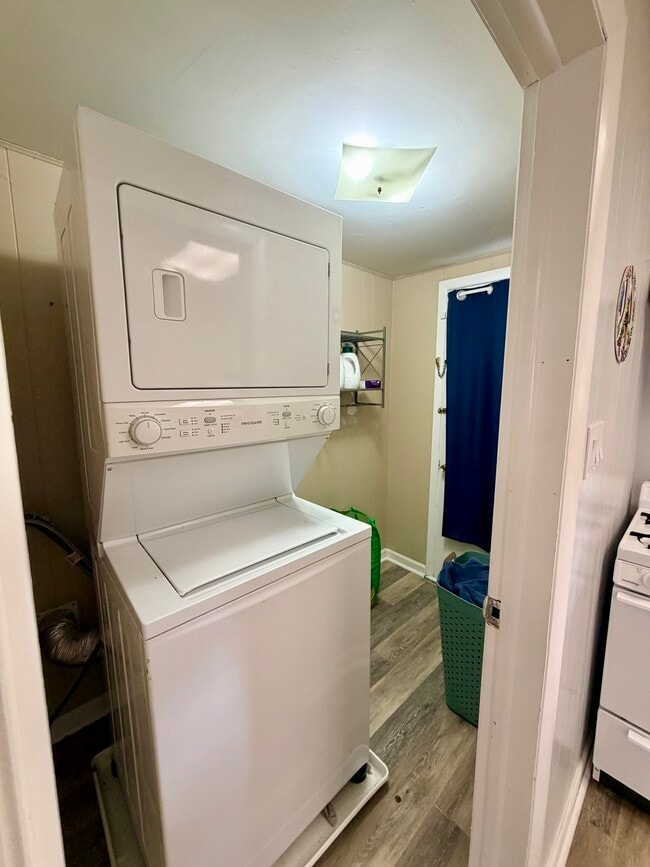Laundry - 546 Quincy Ave Unit 2