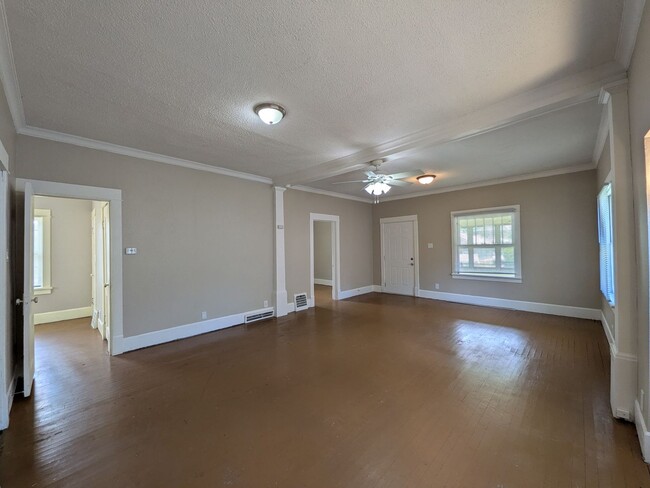 Building Photo - 2 Bedroom Home with hard surface flooring!
