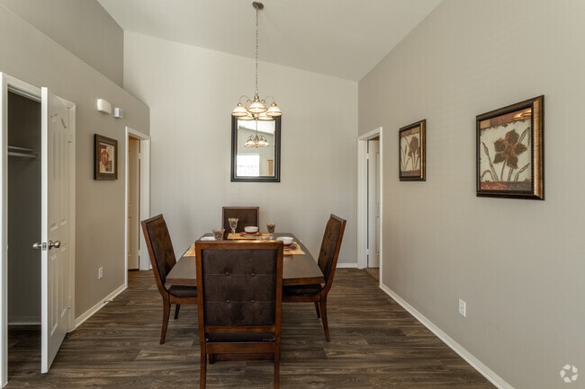 2BR, 2BA - 1090 SF