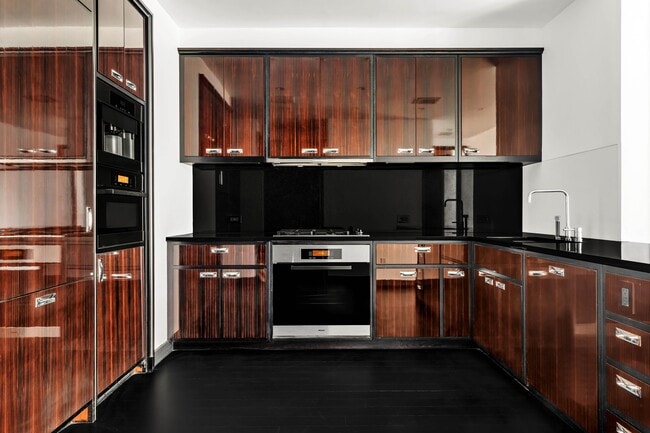 Photo - 157 W 57th St