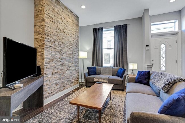 Photo - 2653 Jasper St