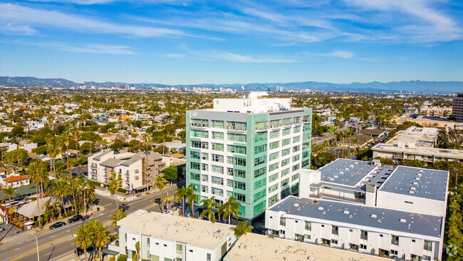 Exterior - Latitude 33