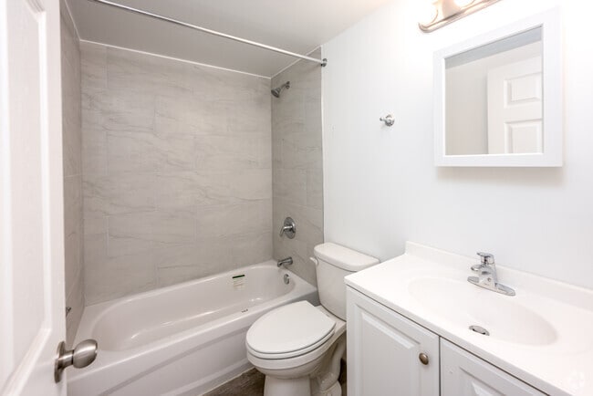 4BR, 2BA - 991SF - Bathroom