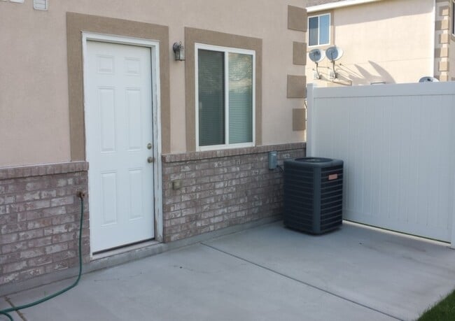 Building Photo - Cute Townhouse for Rent in Harrisville