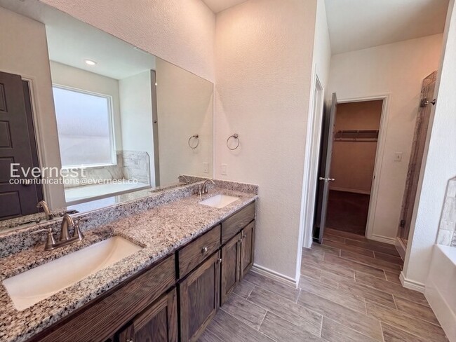 Photo - 2211 Hornbeam St