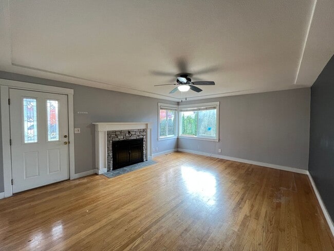Photo - Charming 2 Bed 1 Ba House in Gladstone - Garage, Washer and Dryer, Landscaping Including!
