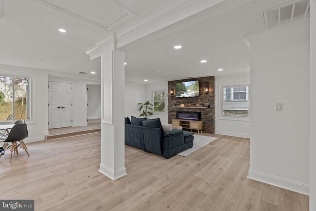 5 Burgess Ln