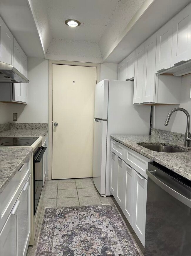 Building Photo - 991 Manor Ln Unit V