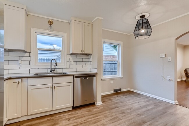 Photo - 1790 Syracuse St