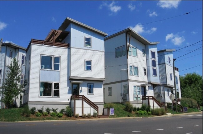 Building Photo - East Nashville with Roof-top Deck and 2 car garage!!