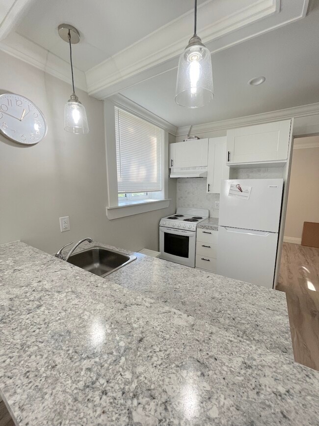 Building Photo - 1495 Gladstone Ave Unit 101