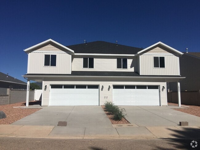Building Photo - 3 Bedroom Townhouse in Cedar