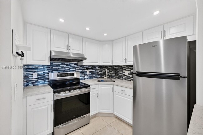 Building Photo - 5203 NE 24th Terrace Unit B211