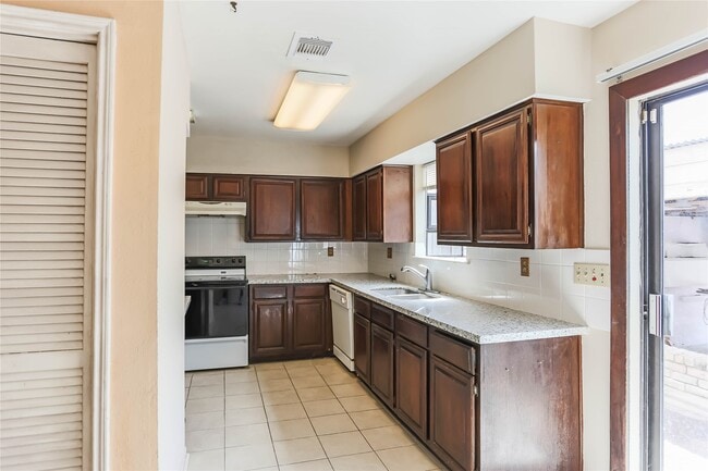 Photo - 9901 Sharpcrest St Unit J7